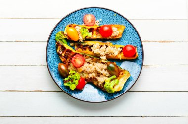 Kızarmış kabak, brokoli, domates ve kinoalı sebze aperatifi. Vejetaryen yemeği..