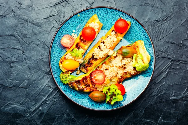 Comida Vegan Feita Abobrinha Frita Recheada Com Quinoa Vegetáveis Aperitivo — Fotografia de Stock