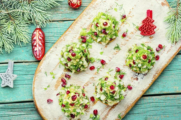 チーズ マヨネーズ ニンニクで作られたクリスマスのカナッペやタルト — ストック写真