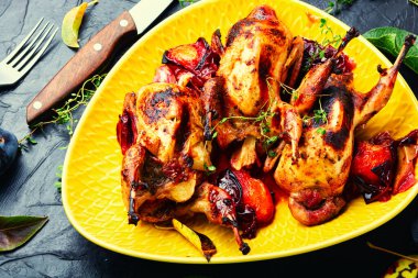 Erik soslu bıldırcın kızartması. Erikli et kümes hayvanları..