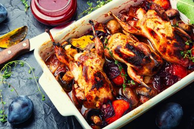 Erik soslu kızarmış bıldırcın. Erikle pişirilmiş et..