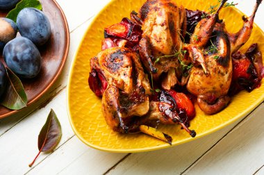 Erik soslu kızarmış bıldırcın. Erikli et..