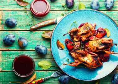 Erik soslu bıldırcın kızartması. Erikli et kümes hayvanları..