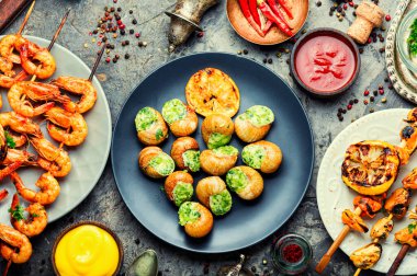 Tahta bir çubukta kızartılmış iştah açıcı karidesler. Izgara deniz ürünleri.