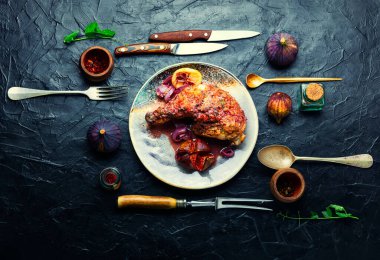 Sonbahar incirleri ile kızartılmış iştah açıcı tavuk budu.