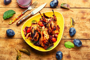 Erik soslu kızarmış bıldırcın. Erikli et..