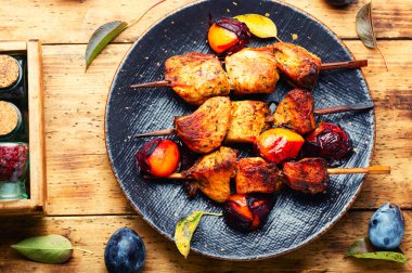 Tahta çubukta kızarmış et, erik sosunda kebap. Domuz barbeküsü.