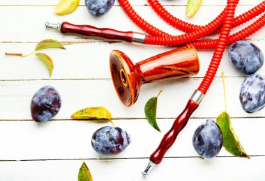 Erik aromalı tütünle nargile içmek