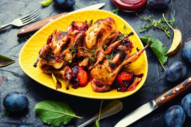 Erik soslu kızarmış bıldırcın. Erikli et..