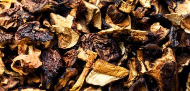 Kurutulmuş yenilebilir mantarlar. Lezzetli mantarlar. Yemek arkaplanı.