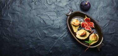 Peynirle doldurulmuş incirli fırında armut yarıları. Mesaj için yer, uzun afiş.