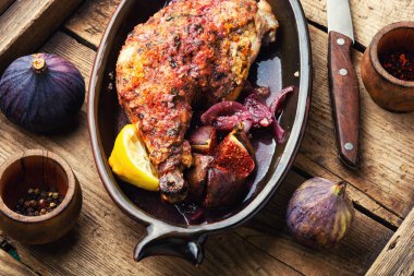 Sonbahar incirleri ile kızartılmış iştah açıcı tavuk budu.