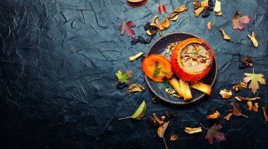 Balkabağında vejetaryen mantar kremalı çorba. Geleneksel sonbahar çorbası. Boşluğu kopyala.