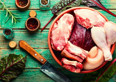 Bir dilim taze et. Mutfak masasında sığır eti, domuz eti ve tavuk eti..