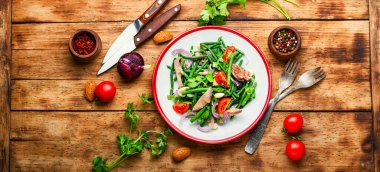 Dana dilli diyet salatası, kuşkonmaz fasulyesi, domates, bitki ve badem..