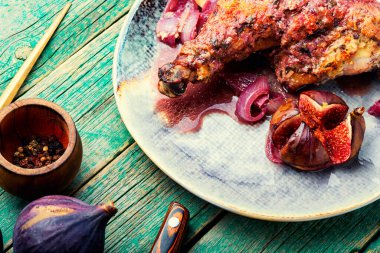 Baharatlı tavuk budu. Sonbahar inciri ve baharatla kavrulmuş.