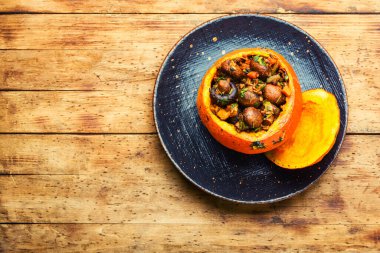 Mantar ve pirinçle doldurulmuş fırında balkabağı. Geleneksel sonbahar yemekleri. Boşluğu kopyala