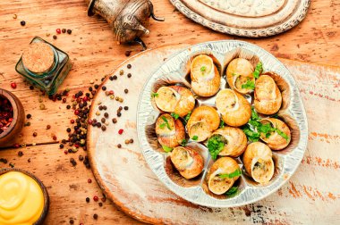 Yeşil tereyağlı yenilebilir salyangoz, Fransız yemeği..