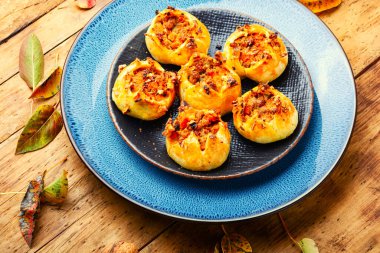 Balkabağı ve etle doldurulmuş sonbahar lezzetli çörekleri. Ev yapımı balkabaklı hamur işi.