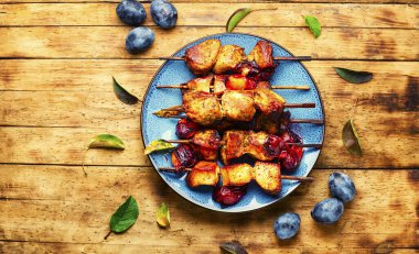 Ahşap şişte kızartılmış et. Erik soslu kebap. Kırsal tarzda.