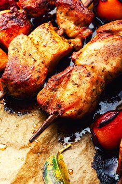 Ahşap şiş üstünde kızarmış et. Erik soslu lezzetli kebaplar.