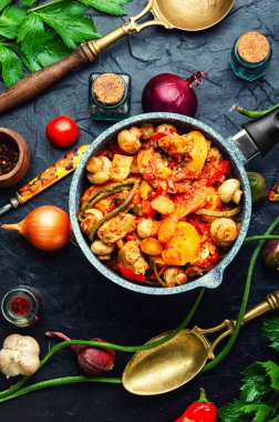 Mantarlı et sosu, kabak, domates ve patates. Ev yapımı güveç.