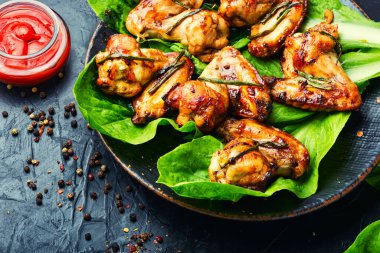 Teriyaki sosunda kızarmış tavuk kanadı. Aperatif tavuk eti.