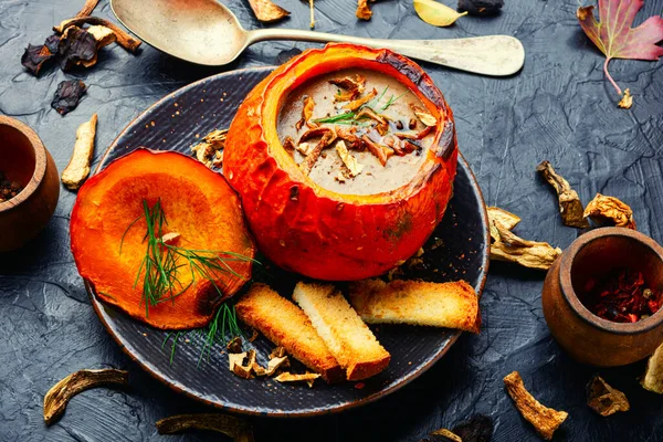 Balkabağında ev yapımı mantar kreması çorbası. Geleneksel sonbahar çorbası.