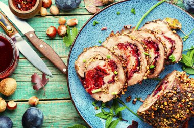 Sonbahar eriği ve fındıkla pişirilmiş domuz eti rulosu.