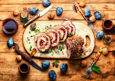 Sonbahar eriği ve fındıkla pişirilmiş köfte veya rulo köfte.