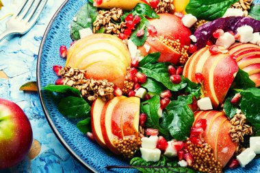 Elma, peynir, otlar ve yulaf ezmesi diyet salatası. Sağlıklı salata.