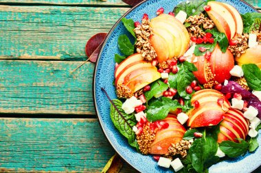 Elmalı taze salata, yeşillik, yulaf ezmesi ve peynir. Mesaj için yer var.