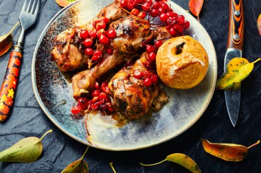 Çilek soslu tavuk budu. Viburnum 'lu tavuk budu.