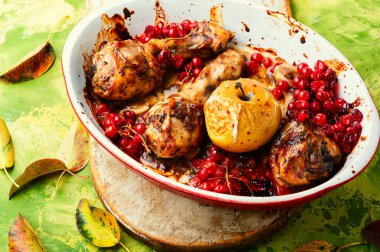 Kızarmış tavuk budu ve fırında böğürtlen. Viburnum 'lu tavuk.