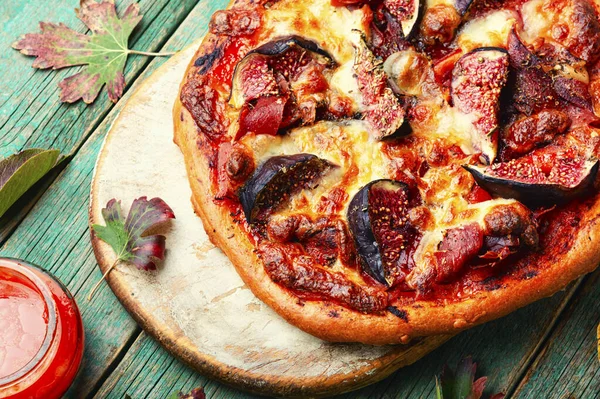 Läcker Pizza Med Jamon Och Fruktfikon — Stockfoto