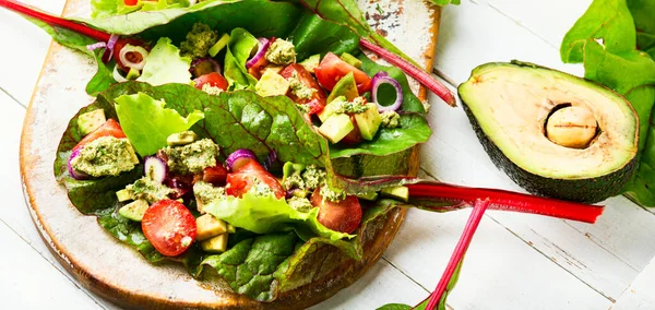 Sommer Vitaminsalat Auf Küchenbrett Avocado Salat Tomate Mit Knoblauchsauce Mangoldblättern — Stockfoto