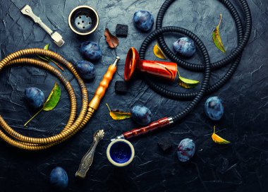 Erik aromalı tütünle nargile içiyorum.