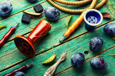 Erikli tütün aromalı nargile tüttürmek.