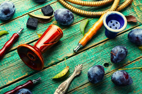 Erikli tütün aromalı nargile tüttürmek.