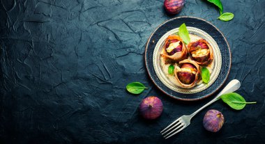 Domuz pastırması ve yoğurt sosuyla pişirilmiş keçi peynirli incir.