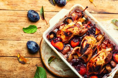 Erik soslu kızarmış bıldırcın. Erikle pişirilmiş et..