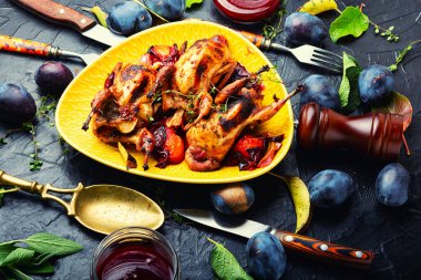 Erik soslu kızarmış bıldırcın. Erikli et..