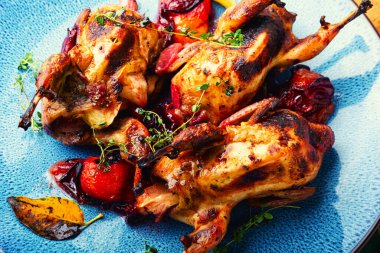 Erik soslu kızarmış bıldırcın. Et ve bıldırcın. Yaklaş.