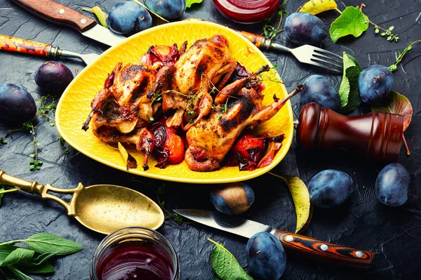 Erik soslu kızarmış bıldırcın. Erikli et..