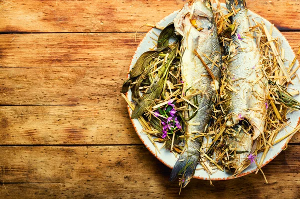 Ryby Pečené Kořeněných Bylinkách Sene Pečené Mořské Basy Copy Prostor — Stock fotografie