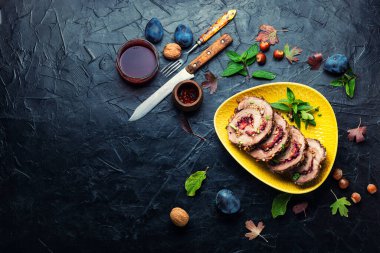 Sonbahar eriği ve fındıklı iştah açıcı rulo. Porchetta. Boşluğu kopyala.