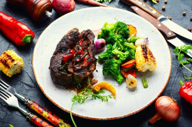 Biber ve brokoli ile pişirilmiş iştah açıcı et. Biftek rulosu, köfte..