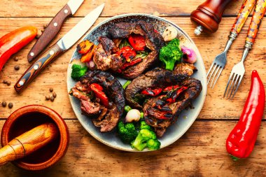 Sebzelerle doldurulmuş sığır eti. Eski ahşap arka planda köfte.