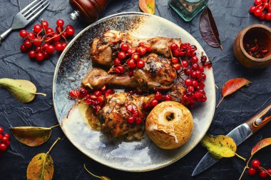 Sonbahar bereli leziz ızgara tavuk budu. Viburum ile kızartılmış tavuk budu.