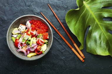 Yengeç çubuklarından Asya salatası, kırmızı havyar ve avokado.